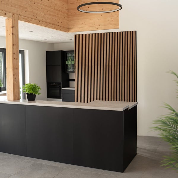 Moderne Küche mit schwarzer Kochinsel, grauer Arbeitsplatte und vertikalem Akustikpaneel mit Holzlamellen an der Wand.