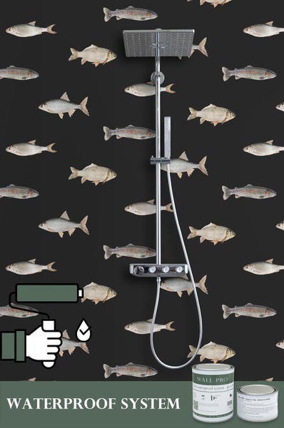 Badezimmer mit Duschgarnitur und wasserdichtem System für Wände mit Fischmuster