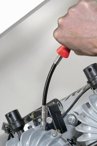 Mobiler Etagenwagen aus Metall mit vier Regalfächern, vier Lenkrollen und einem seitlichen Schiebegriff.