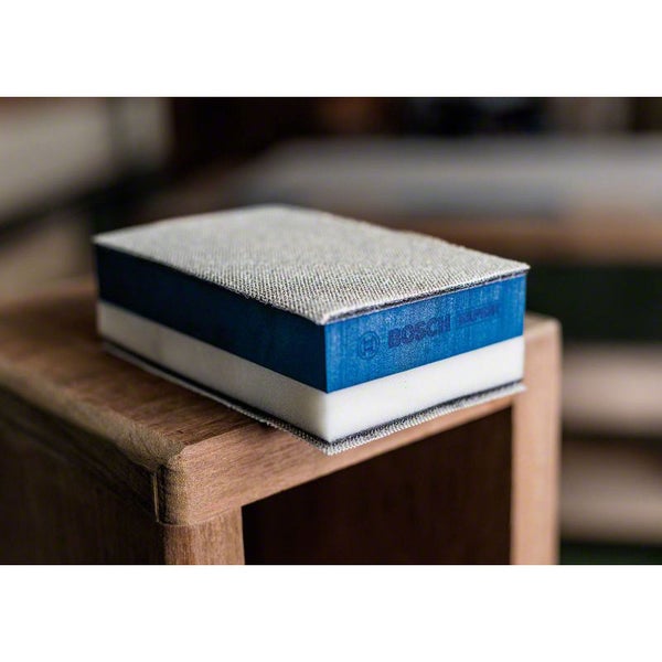 Bosch Handschleifblock auf einem Tisch