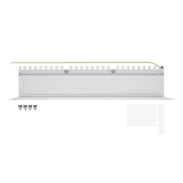 Kabelabfangschiene für Netzwerkschrank inklusive Erdungskabel, Montageschrauben und Kabelbindern.
