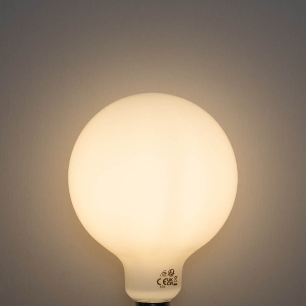 Leuchtendes LED Globe Leuchtmittel aus mattem Glas.