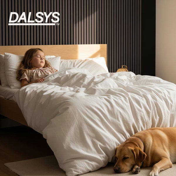 Schlafzimmer mit Dalsys Akustikpaneelen aus vertikalen Lamellen. Ein Kind schläft im Bett und ein Hund auf dem Boden. Dalsys Logo.