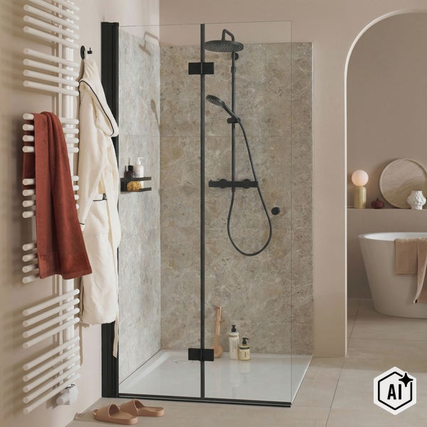 Moderne begehbare Dusche mit schwarzer Duscharmatur, Glaswand und Ablagen vor hellen Fliesen in einem Badezimmer mit angrenzender Badewanne.