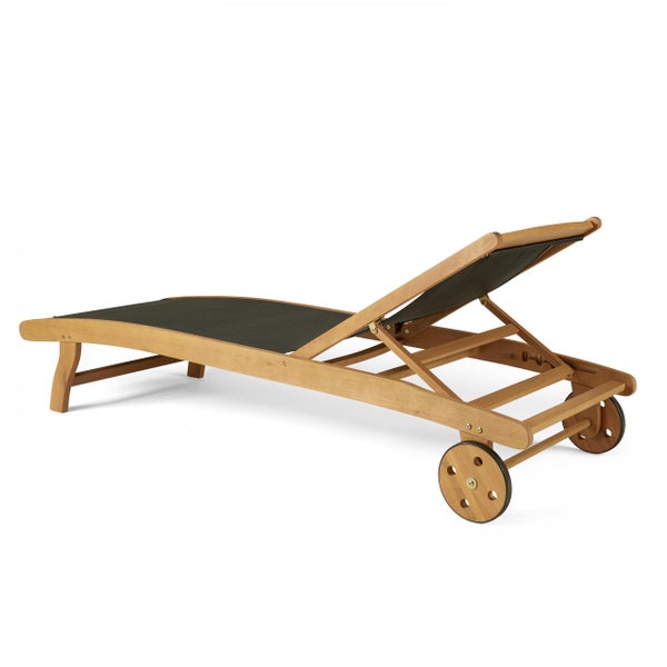 Sonnenliege aus Holz mit verstellbarer Rückenlehne und Rollen, dunkelgraue Textilbespannung.