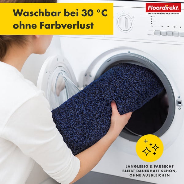 Eine Person legt eine blaue Fußmatte in eine Waschmaschine. Floordirekt Logo. Waschbar bei 30 Grad Celsius ohne Farbverlust. Langlebig und farbecht, bleibt dauerhaft schön, ohne Ausbleichen.