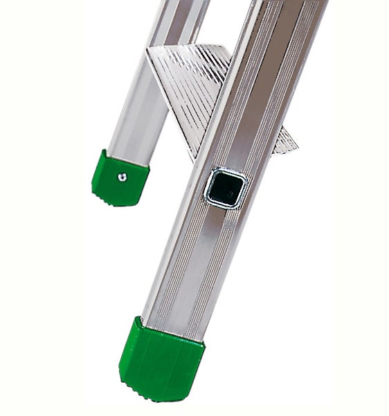 Detailansicht einer Aluminiumleiter mit grünen Fußkappen für sicheren Stand