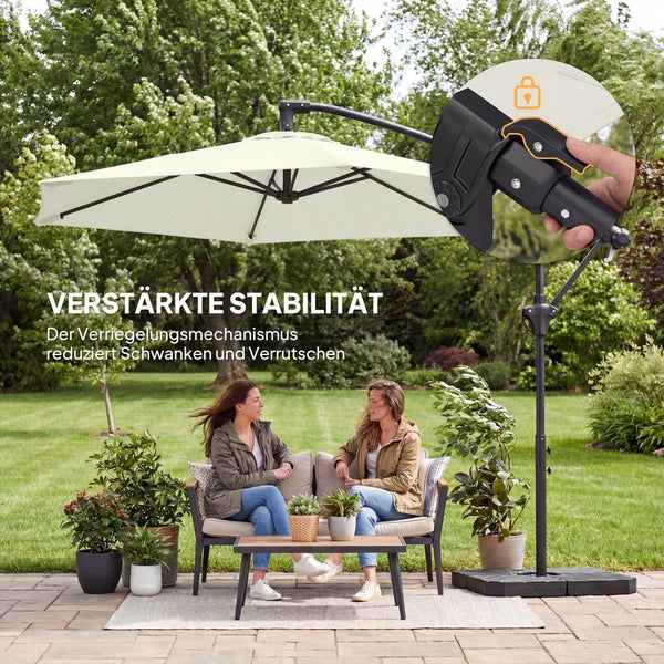 Moderner Außenbereich nachts mit rechteckigem blauem Sonnenschirm mit LED-Beleuchtung, hölzerner Ecklounge, Beistelltischen und Lichterketten.