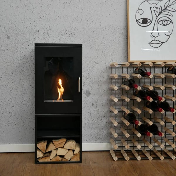 Schwarzer Bioethanol-Kamin mit Sichtscheibe und Holzfach, daneben ein Weinregal aus Holz und Metall in einem modern gestalteten Wohnraum.