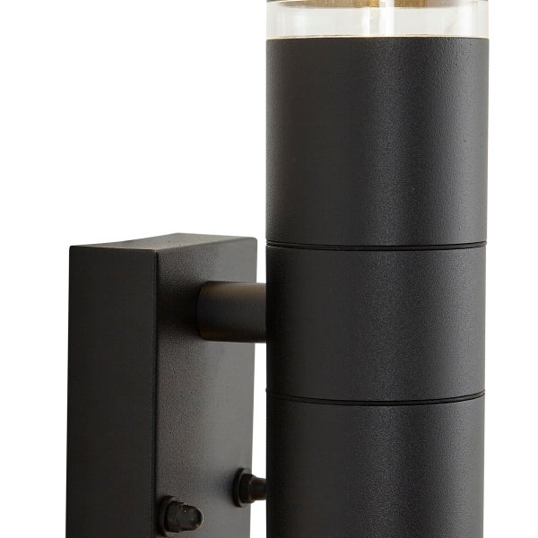 Zylindrische Außenwandleuchte aus schwarzem Metall mit Wandhalterung.