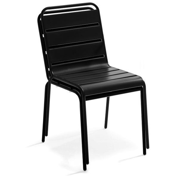 Stapelbarer Gartenstuhl aus schwarzem Metall mit Sitz- und Rückenfläche aus Lamellen.