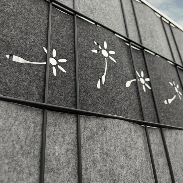 Sichtschutzzaun mit Filzeinsatz und Blumenmuster