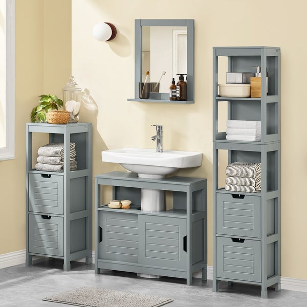 Badezimmer mit Waschbecken, Spiegel und grauen Holzregalen zur Aufbewahrung