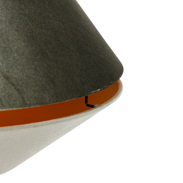 Detailaufnahme eines zweiteiligen Lampenschirms mit strukturierter Oberfläche und kupferfarbener Innenseite.