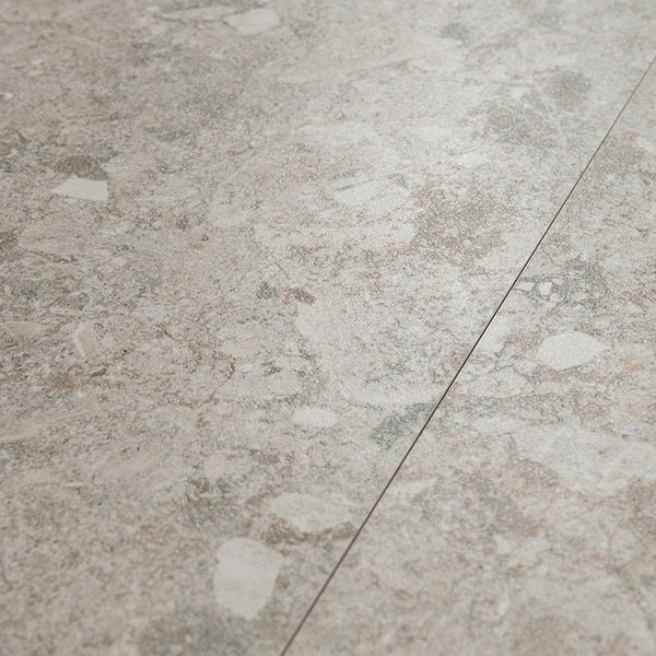 Fliese mit Natursteinoptik und gesprenkelter Textur für Bodenbeläge