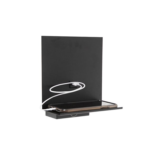 Wandregal mit Smartphone und Ladekabel