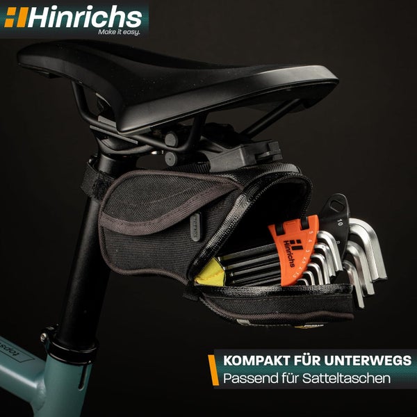 Hinrichs Logo. Hinrichs Winkelschlüsselsatz kompakt verstaut in einer geöffneten Fahrrad-Satteltasche unter einem Fahrradsattel.