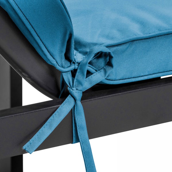 Detailansicht eines blauen Gartenstuhl-Polsters mit Befestigungsband an einem dunklen Gestell.
