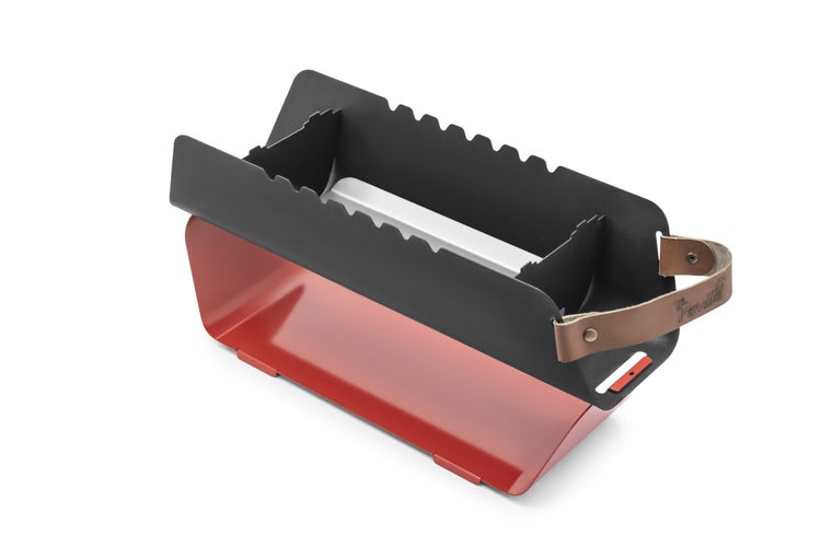The Favilla FUMO mobiler Holzkohlegrill (48x17x11 cm) in Rot – 2-in-1 Grill mit Edelstahlrost & Spießhalterung – Inkl. Tragetasche für Camping
