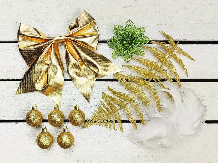 Weihnachtsdekoration Set mit Schleife, kleinen Kugeln, künstlichen Farnblättern, Stern und Federn zur festlichen Dekoration.