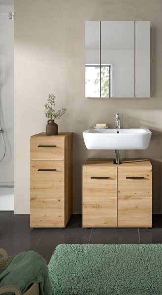 Modernes Badezimmer-Set bestehend aus Waschbeckenunterschrank in Eichenoptik, Beistellschrank, weißem Keramikwaschbecken und einem Spiegelschrank.