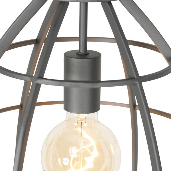 Hängeleuchte im Industriedesign mit kugelförmigem Metallgitter und sichtbarem Leuchtmittel.