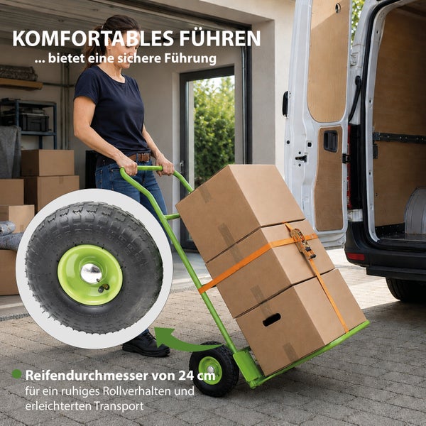 Eine Person nutzt eine Sackkarre mit Luftreifen, um Kartons in einen Lieferwagen zu laden. Fokus auf das 24 Zentimeter große Rad der Sackkarre.