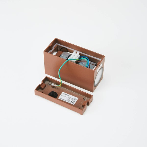 Lucande LED-Außenwandleuchte, rechteckig, braun, Innenansicht mit Verkabelung, Anschlussklemme und Montageplatte.