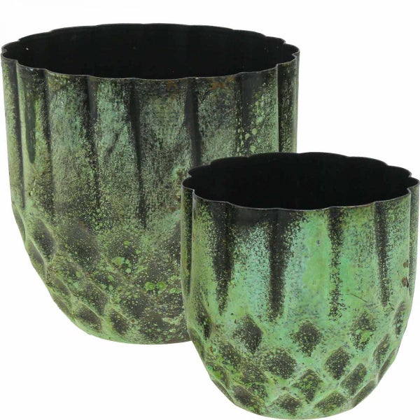 Zwei grüne Pflanzgefäße aus Metall