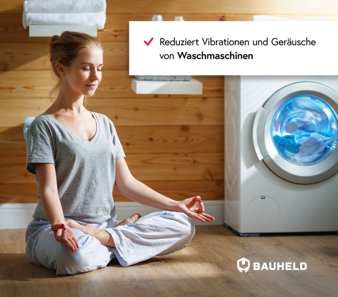 Frau meditiert vor einer Waschmaschine auf Vibrationsdämpfern, die Geräusche und Erschütterungen im Haushalt reduzieren.