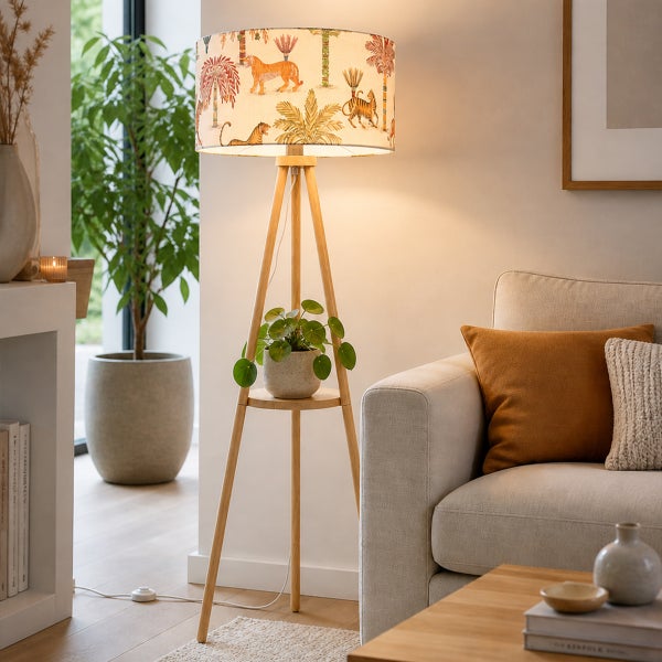 Moderne Stativ Stehlampe aus Holz mit Ablage und Lampenschirm mit Tiermotiven in einem gemütlich eingerichteten Wohnzimmer.