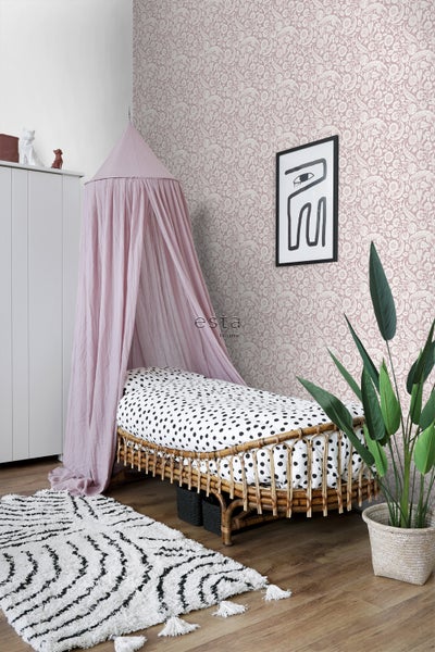 Kinderzimmer mit Himmelbett, gemusterten Tapeten und Teppich mit geometrischem Muster