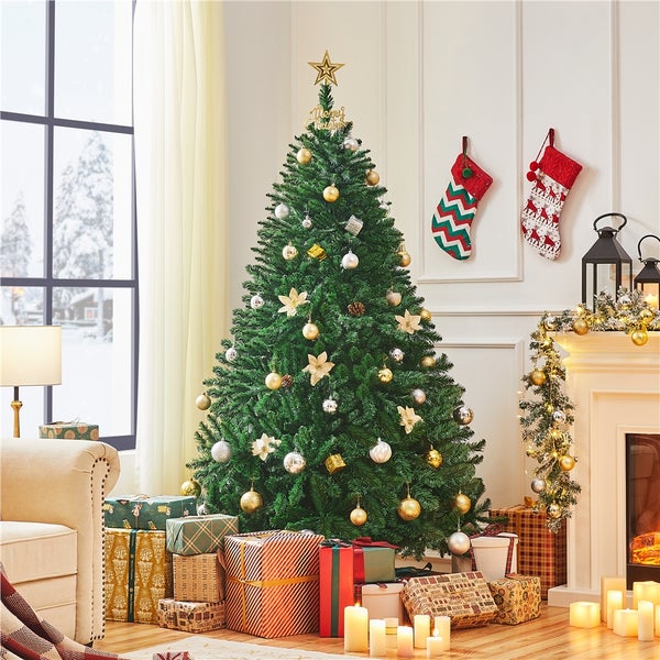 Dekorierter Weihnachtsbaum mit Geschenken, Strümpfen und Kamin in einem Wohnzimmer.