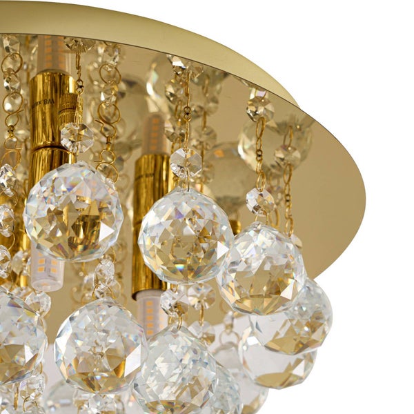 Nahaufnahme einer Deckenleuchte mit Kristallen