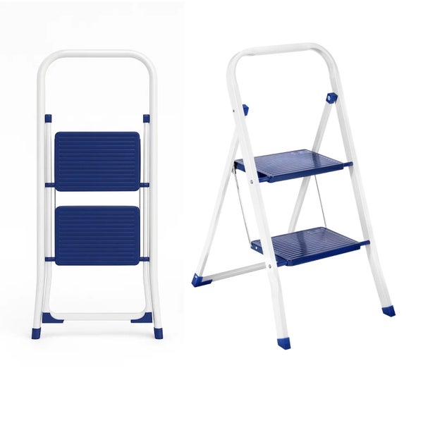 Zwei weiße Haushaltsleitern mit zwei Stufen