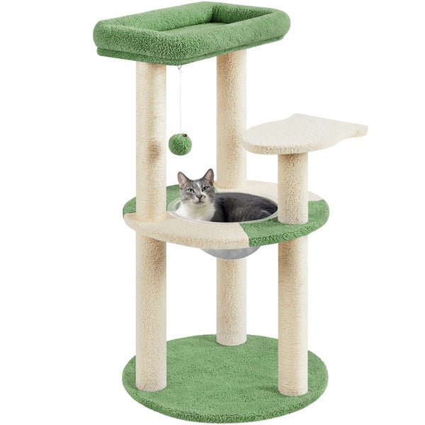 Katze auf einem mehrstöckigen Kratzbaum mit Liegeflächen und Sisalstämmen