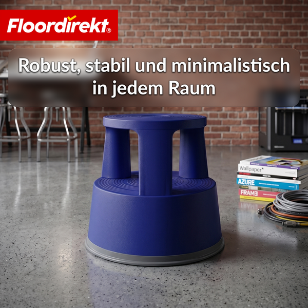 Blauer Rollhocker aus Kunststoff in einem hellen, organisierten Raum mit Backsteinwand. Floordirekt Logo.