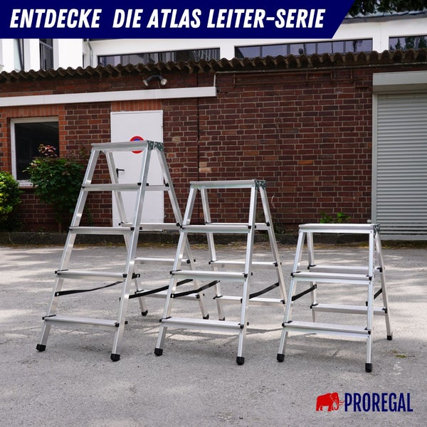 Drei Aluminium Leitern der Atlas Serie vor einer Ziegelwand.