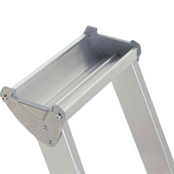 Detailansicht einer Aluminiumleiter mit Ablageschale