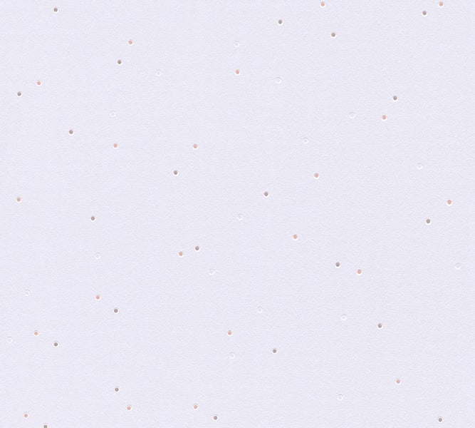 Schlafzimmer mit Bett, Nachttisch, Lampe und Zimmerpflanzen vor einer floralen Tapete.