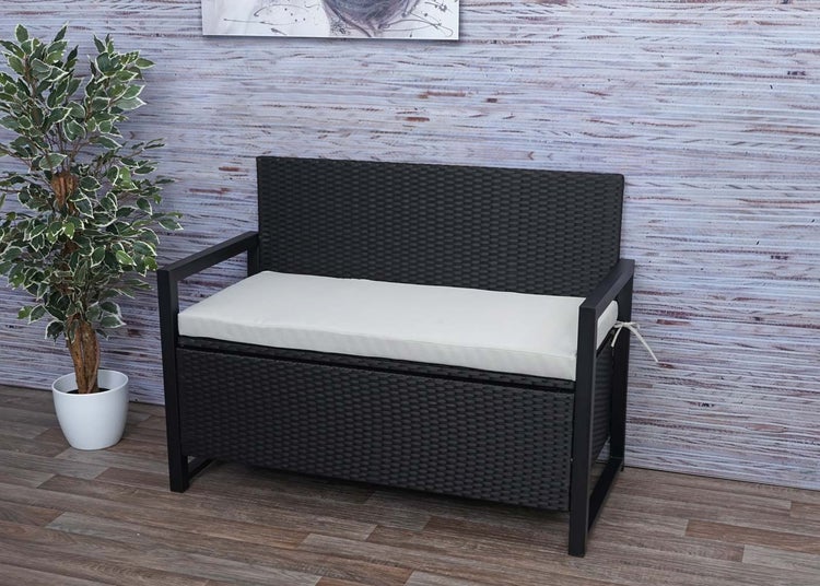 Zweisitzer Gartenbank mit integrierter Aufbewahrungsbox aus dunklem Polyrattan inklusive heller Sitzauflage.
