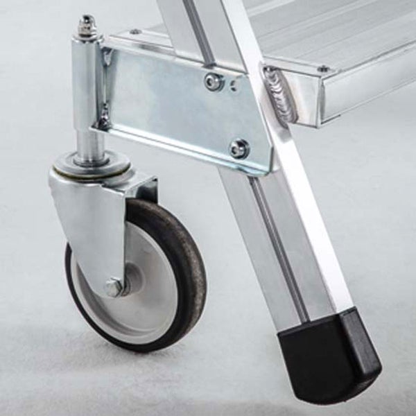 Detailaufnahme einer Leiter mit Rollen für den einfachen Transport