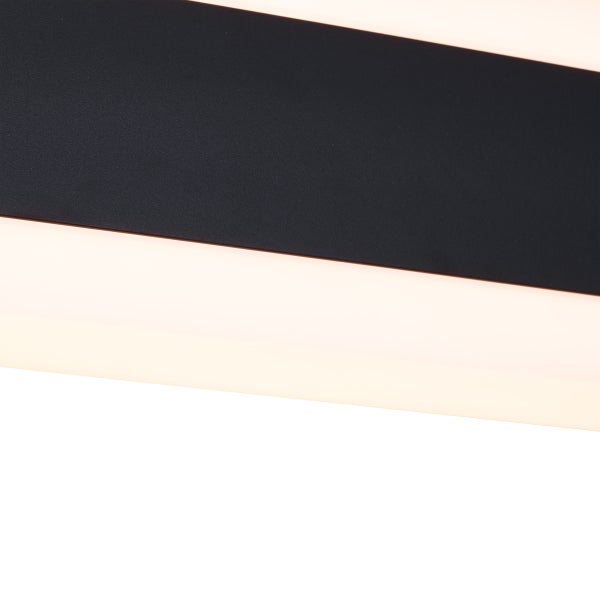 Nahaufnahme einer modernen LED Wandleuchte oder Deckenleuchte mit schwarzem Metallrahmen und weißer Leuchtfläche.