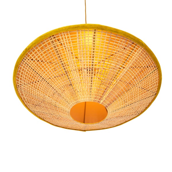 Rund geflochtene Pendelleuchte aus Rattan mit gelbgrünem Samtrand, von unten beleuchtet.