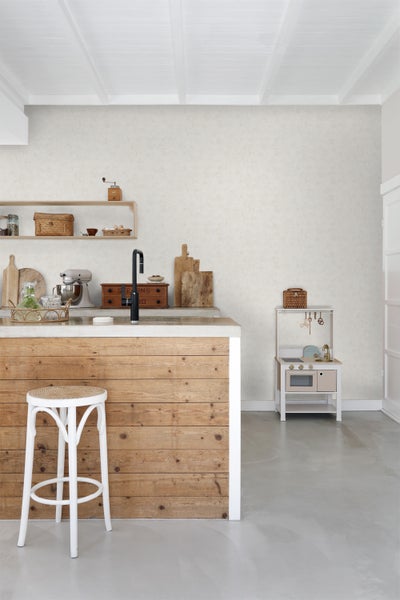 Helle Küche mit Holzelementen und Spielküche