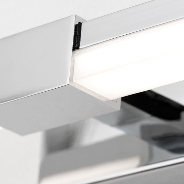 Detailansicht einer modernen Spiegelleuchte aus Metall mit integrierter LED Lichtleiste