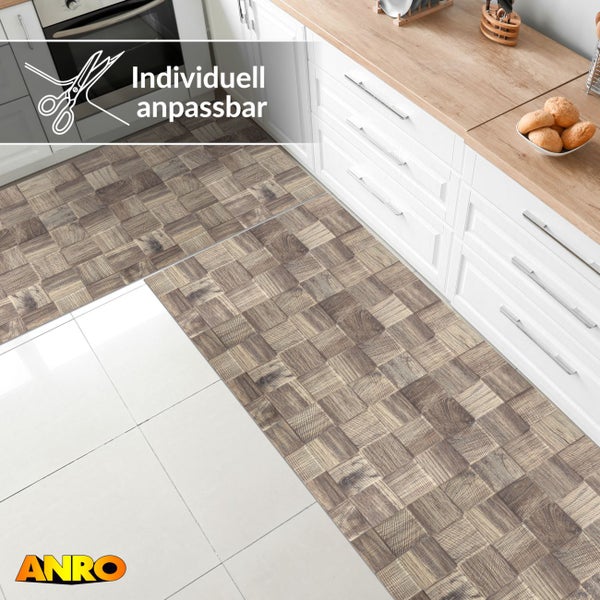 Küchenläufer mit Mosaik-Holzdekor in einer hellen Küche mit weißen Schränken. Individuell zuschneidbar. ANRO Logo.