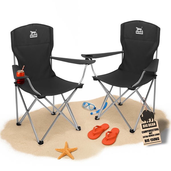 Zwei schwarze Campingstühle mit Getränkehalter und Tragkraft bis 150 Kilogramm auf Sand mit Dekoration