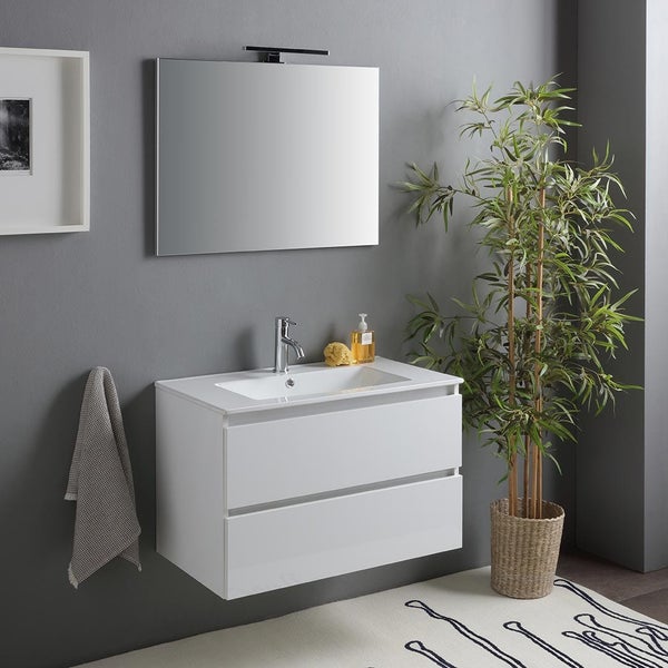 Modernes Badezimmer mit Waschbeckenunterschrank, Spiegel und Dekoration