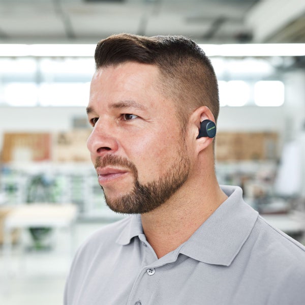 Mann mit Festool Bluetooth Kopfhörern im Ohr